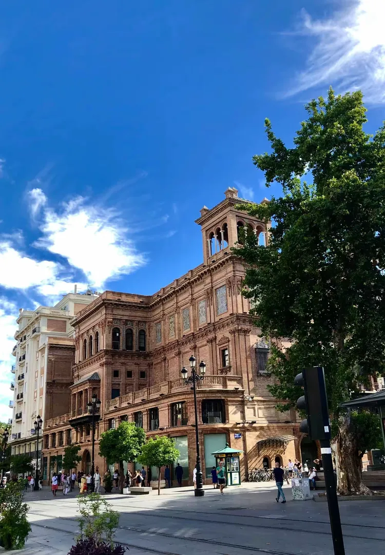 社区盾赛前走向成谜，塞维利亚主帅复盘，话题不断，纪律约束更严格 