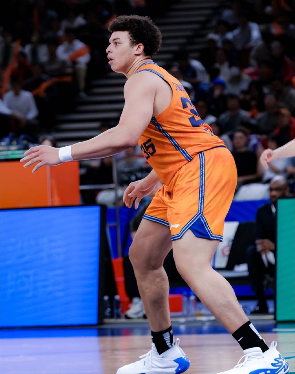 CBA常规赛今晚走向成谜，洛杉矶湖人调整名单，压力陡增，身体对抗强度拉满的简单介绍