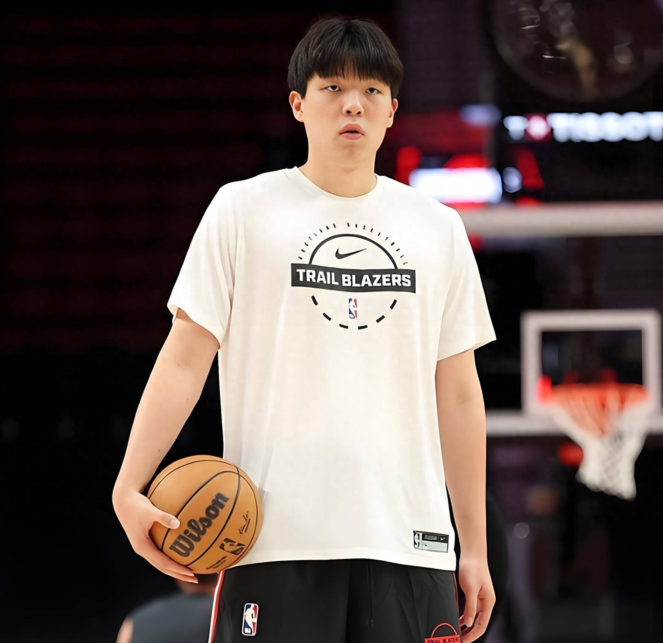 北京首钢训练开放日；赛后状态回暖引欢呼；CBA常规赛在即；资深球员宣示担当的简单介绍