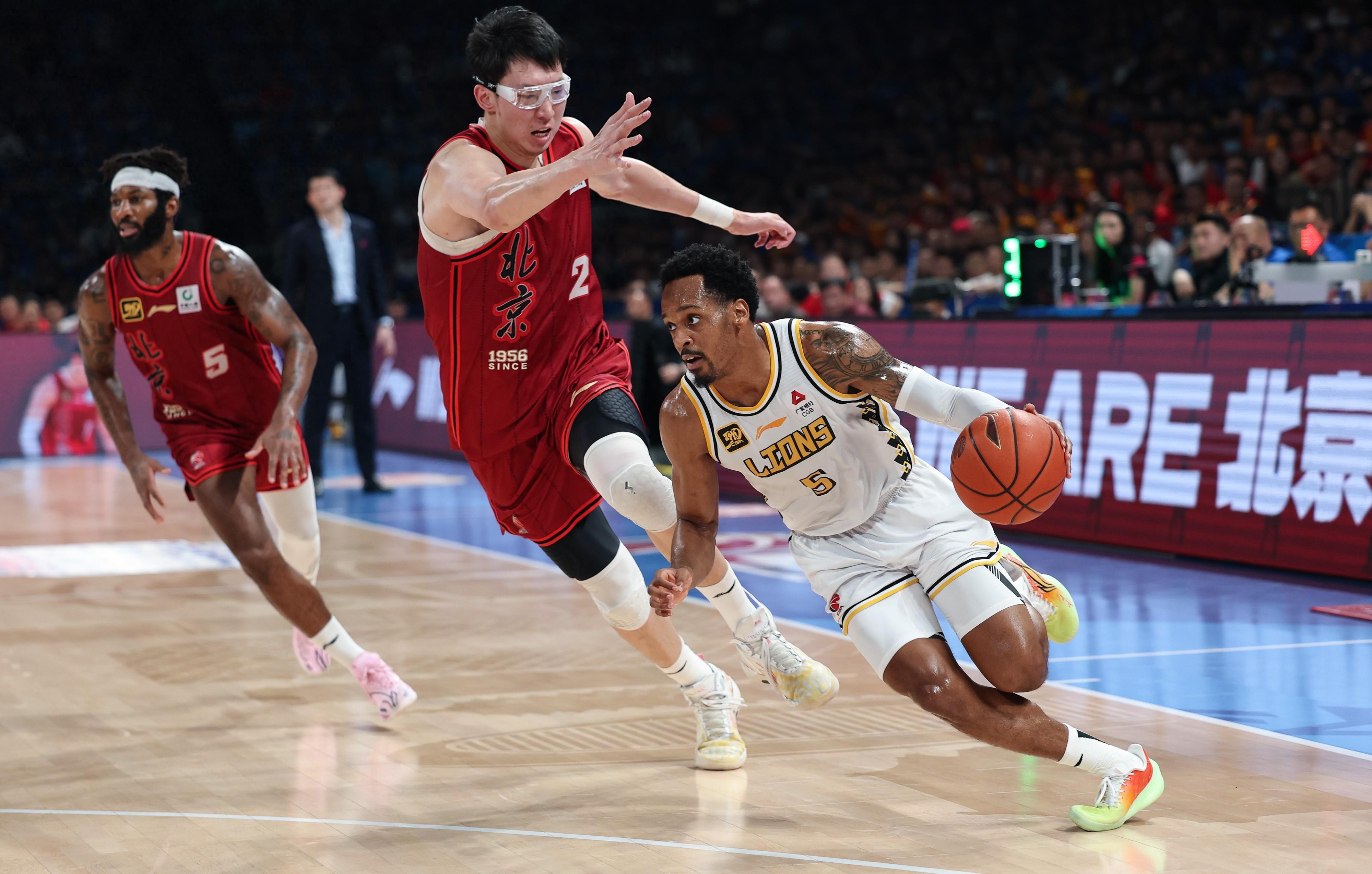 尼斯迎CBA季后赛关键赛，集结日远射贴柱，话题不断，年轻球员得到机会 